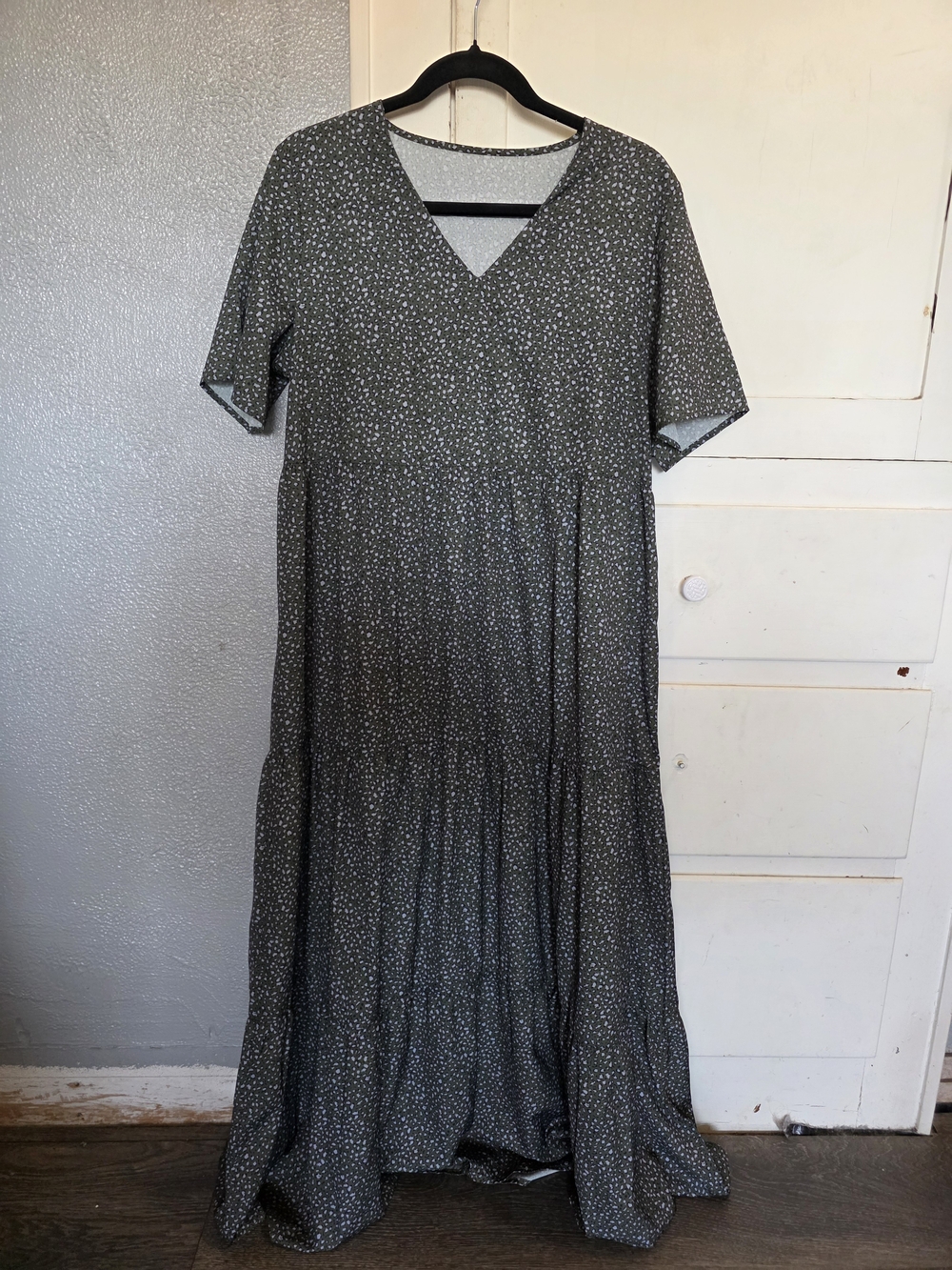 SHEIN Green White V‑Neck Short Sleeve Maxi Dress with White Cheetah Print